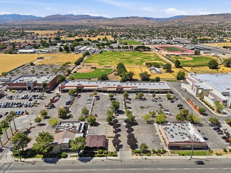 2140 E Palmdale Blvd, Palmdale, CA for lease - Building Photo - Image 3 of 13