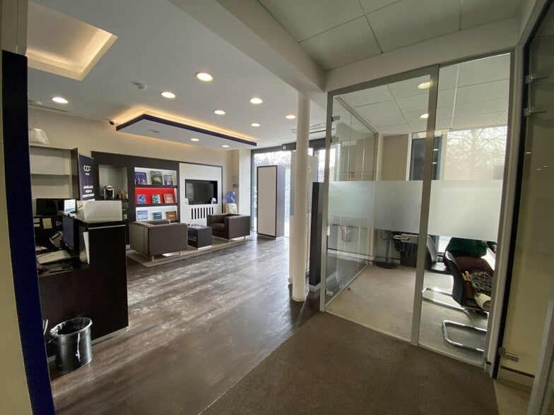 Retail in Paris for lease - Interior Photo - Image 2 of 9