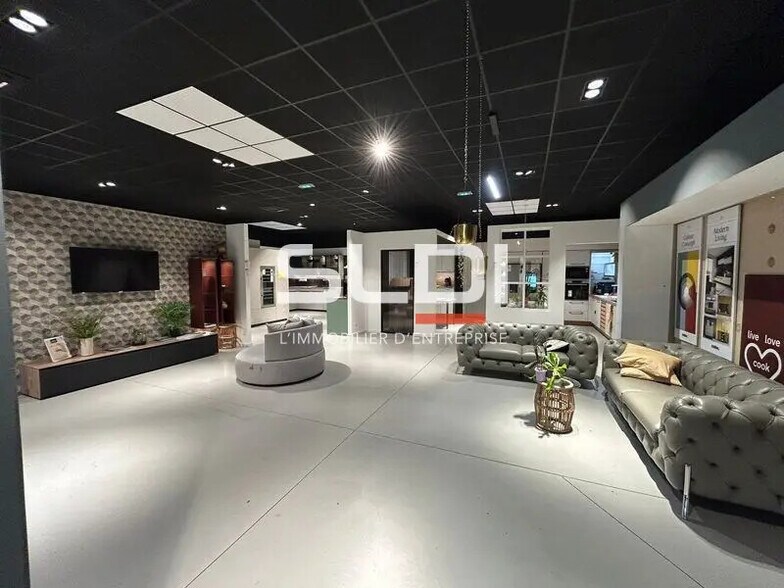 Retail in Anse for lease - Interior Photo - Image 2 of 8