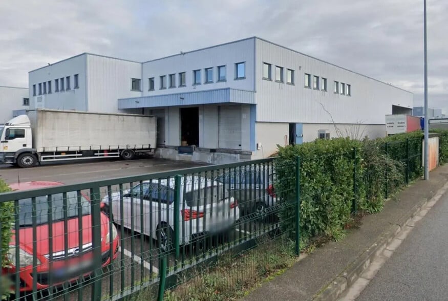 Office in Genas for lease - Building Photo - Image 2 of 5