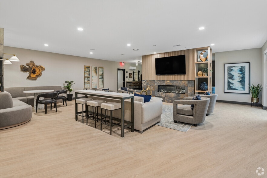 1850 Glenview Rd, Glenview, IL for lease - Lobby - Image 2 of 16