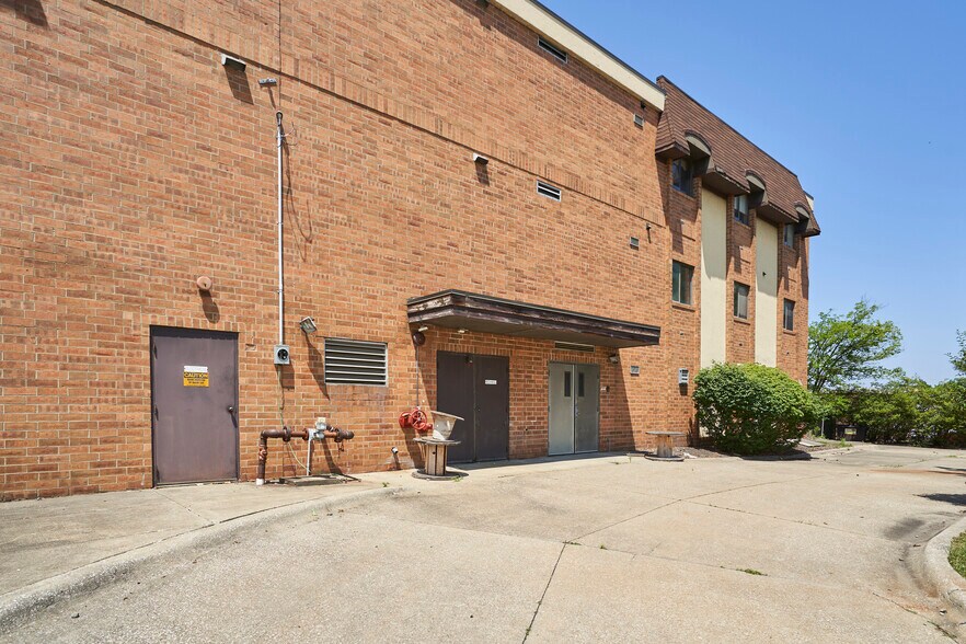 16231 Broadway Ave, Maple Heights, OH à vendre - Photo du bâtiment - Image 2 de 17