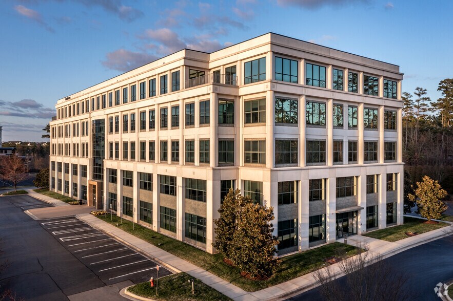8045 Arco Corporate Dr, Raleigh, NC à louer - Photo du bâtiment - Image 2 de 15