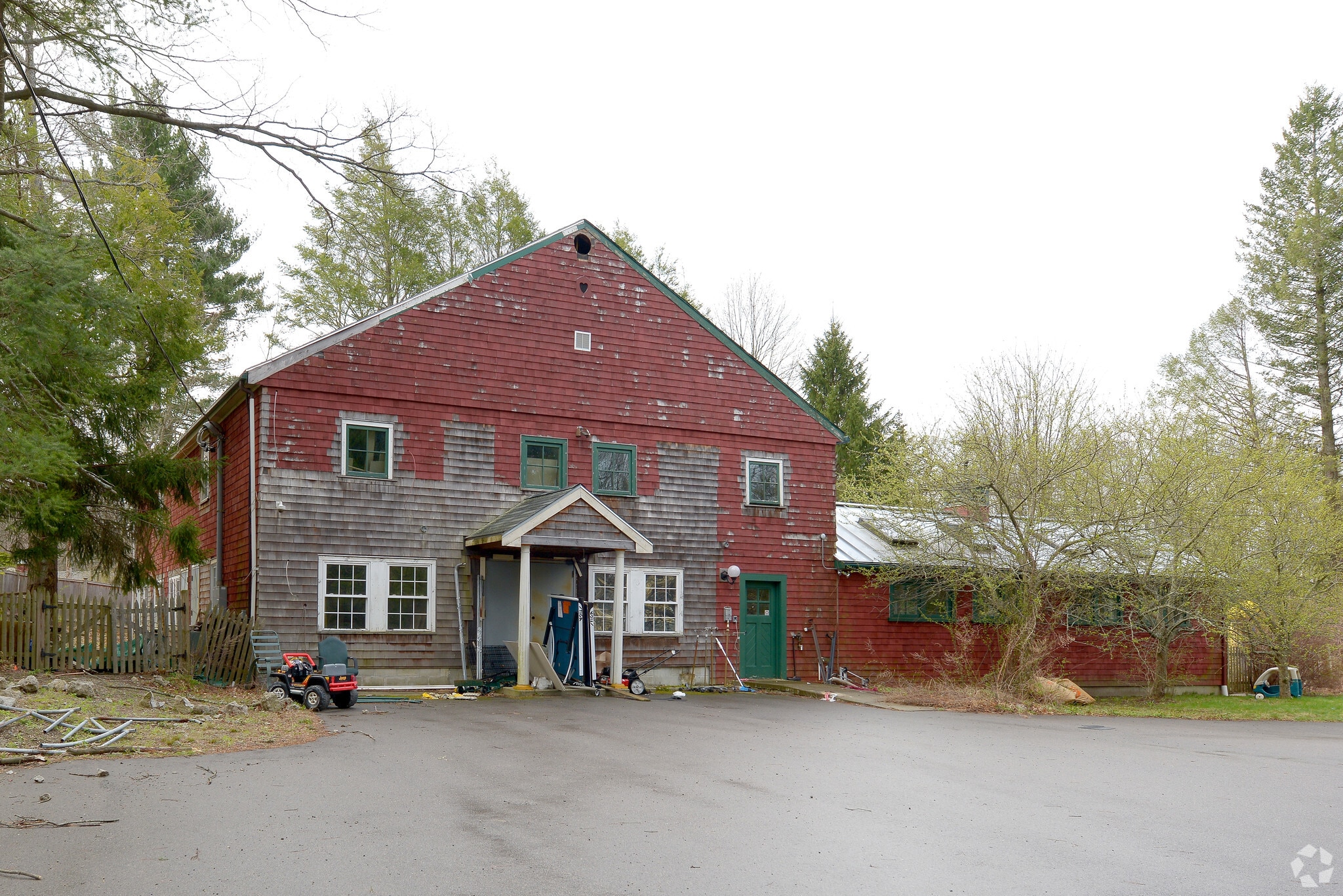 1144 Brush Hill Ave, portfolio of 2 properties for sale on LoopNet.ca Primary Photo- Image 1 of 2