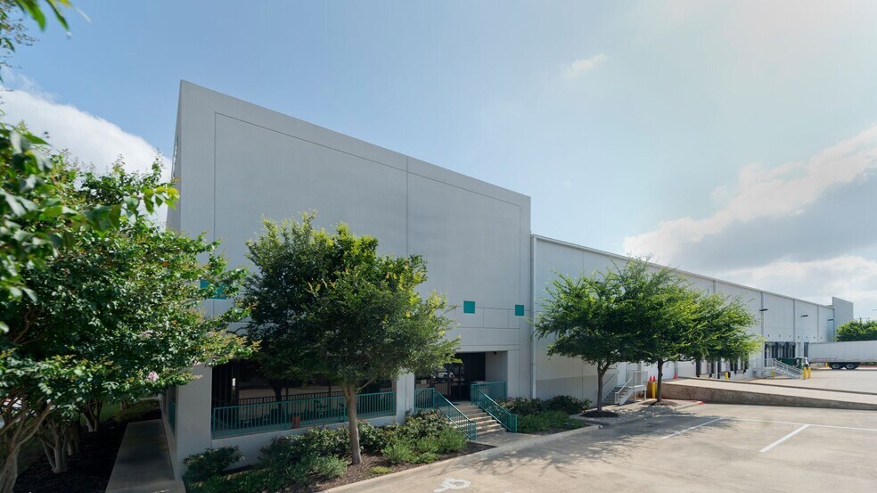 4400 NE Loop 410, San Antonio, TX à louer - Photo du bâtiment - Image 1 de 4