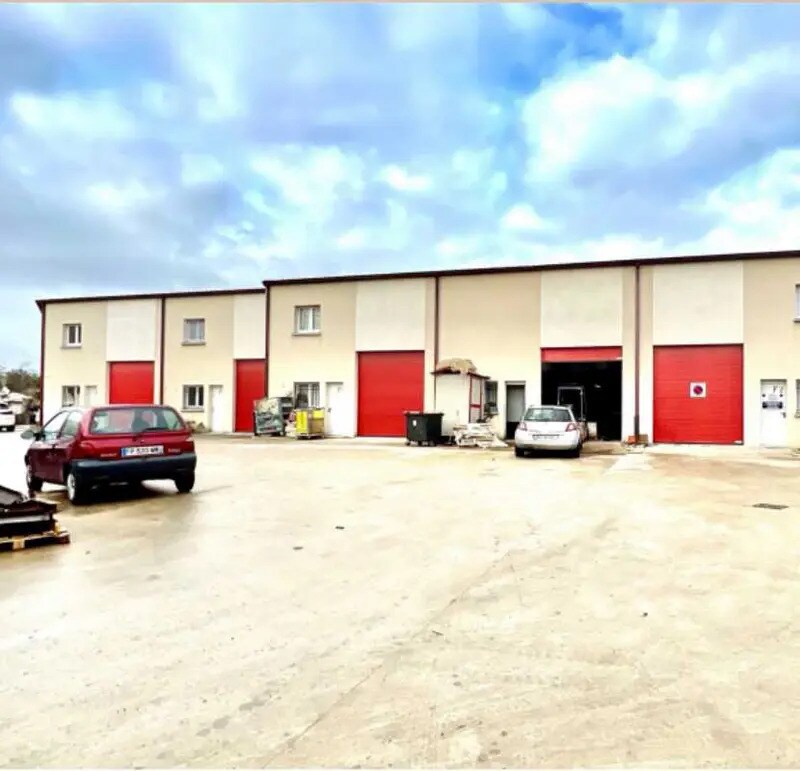Flex in Stains for lease Building Photo- Image 1 of 8