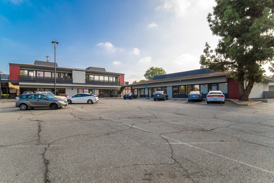 985-987 W Foothill Blvd, Claremont, CA à louer - Photo du bâtiment - Image 2 de 14