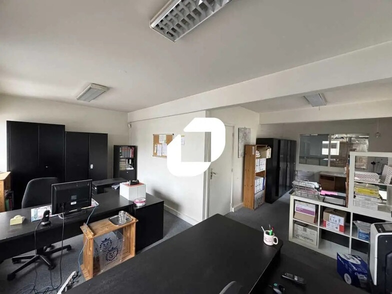 Flex in L'HAY-LES-ROSES for lease - Interior Photo - Image 2 of 6