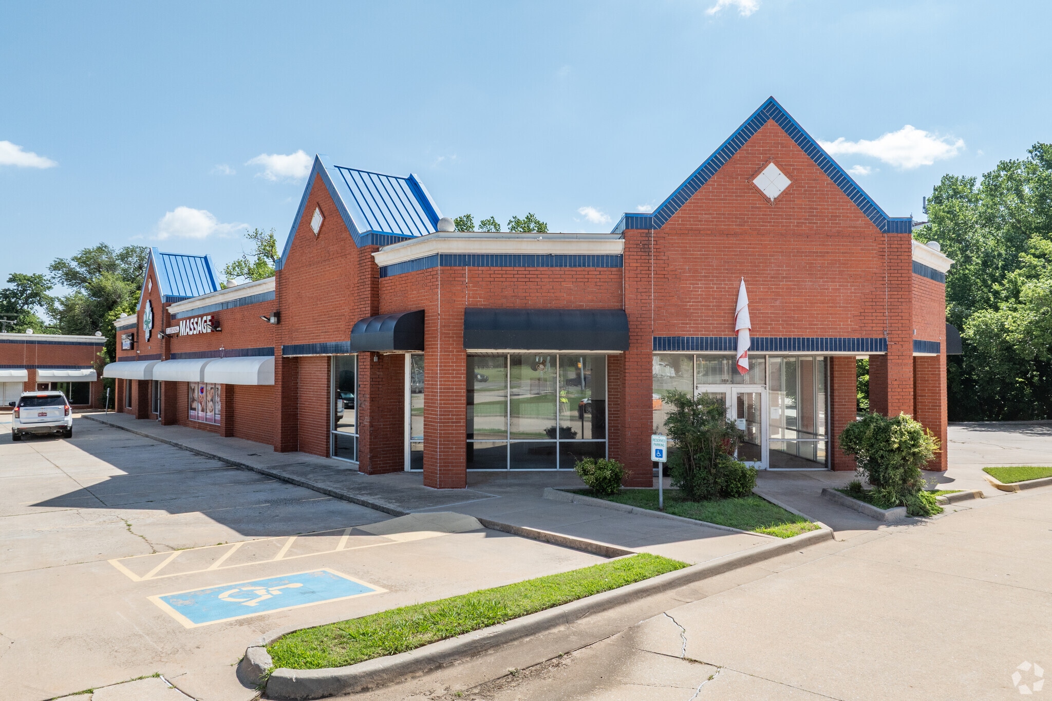 5959 NW Expressway St, Oklahoma City, OK for lease Primary Photo- Image 1 of 45