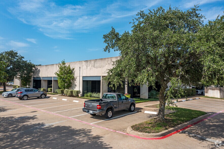 5750 Rufe Snow Dr, North Richland Hills, TX à louer - Photo du bâtiment - Image 2 de 9