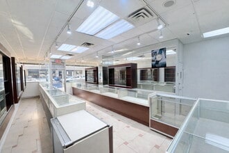 6913 Grand Ave, Maspeth, NY à louer Photo intérieure- Image 1 de 8