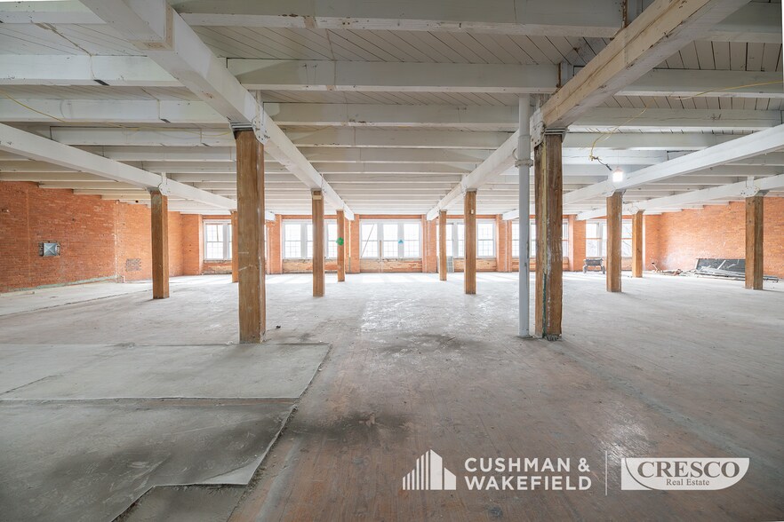1729 Superior Ave, Cleveland, OH à vendre - Photo du bâtiment - Image 2 de 8