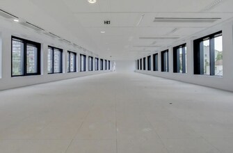 Office in La Garenne-Colombes for lease Interior Photo- Image 1 of 5