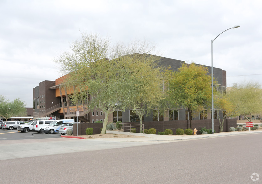 2060 W Whispering Wind Dr, Phoenix, AZ for lease - Building Photo - Image 2 of 10