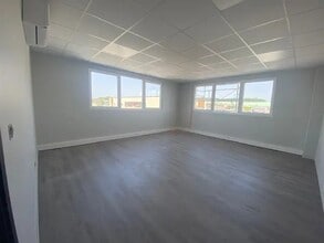 14 Rue Denis Papin, Roissy-en-Brie for lease Interior Photo- Image 1 of 3