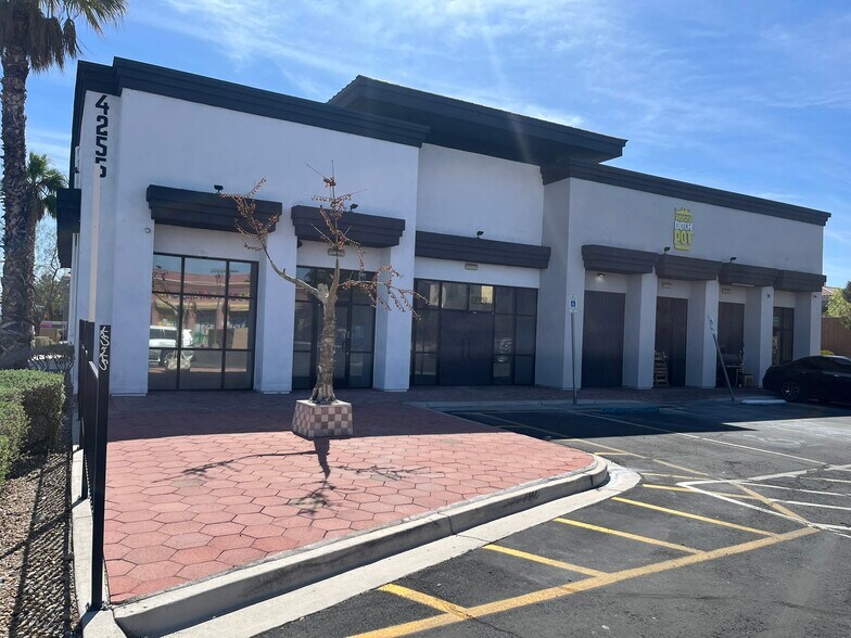 4255 S Durango Dr, Las Vegas, NV à louer - Photo du bâtiment - Image 2 de 13