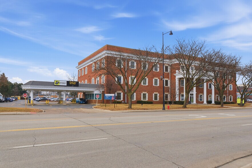 8930 Waukegan Rd, Morton Grove, IL à louer - Photo du bâtiment - Image 2 de 15