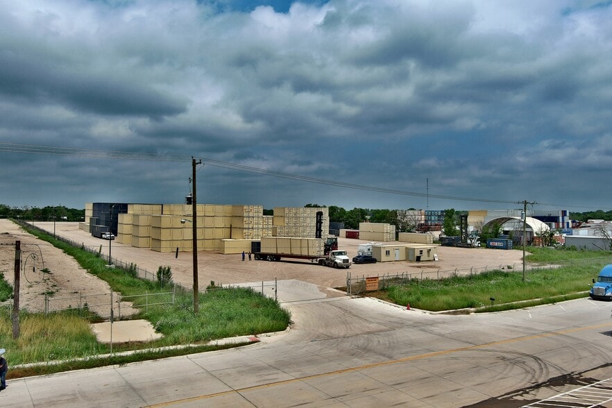 1387 Fulghum Rd, Wilmer, TX à louer - Photo du bâtiment - Image 2 de 7