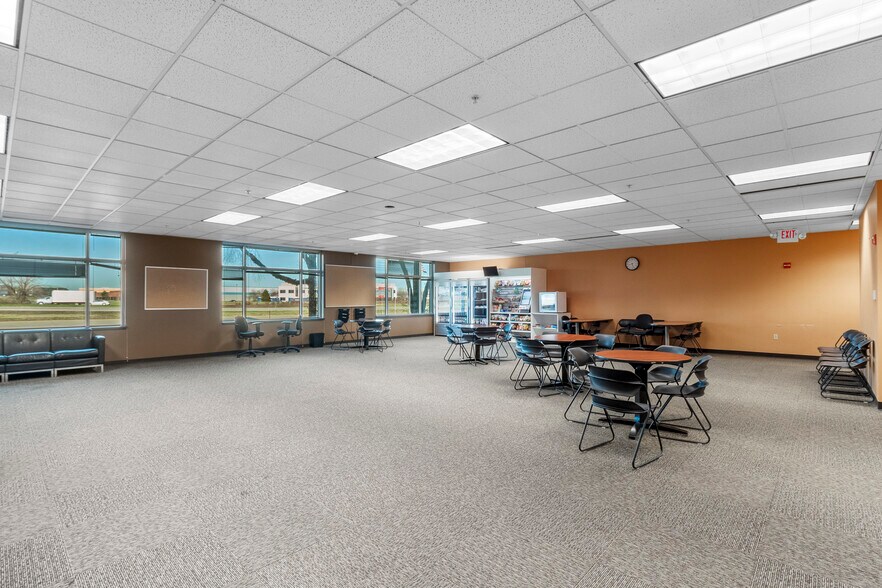 111 Corporate Office Dr, Earth City, MO for lease - Interior Photo - Image 3 of 11