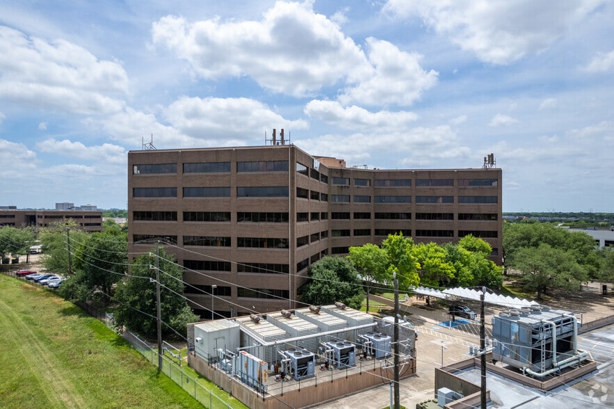 7909 Parkwood Circle Dr, Houston, TX for sale - Building Photo - Image 3 of 5