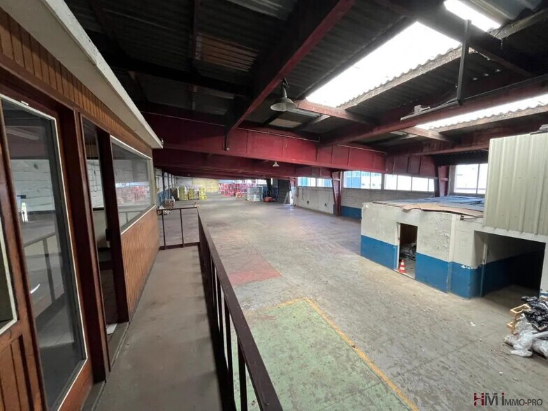 Industrial in Sandouville for lease - Building Photo - Image 1 of 10