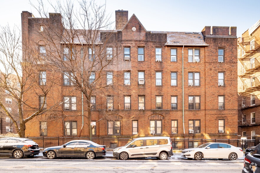 3456 73rd St, Jackson Heights, NY à vendre - Photo du bâtiment - Image 2 de 6