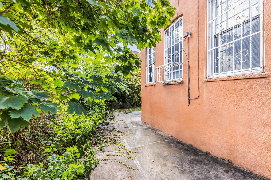 529 E 49th St, Brooklyn, NY for sale - Building Photo - Image 2 of 33