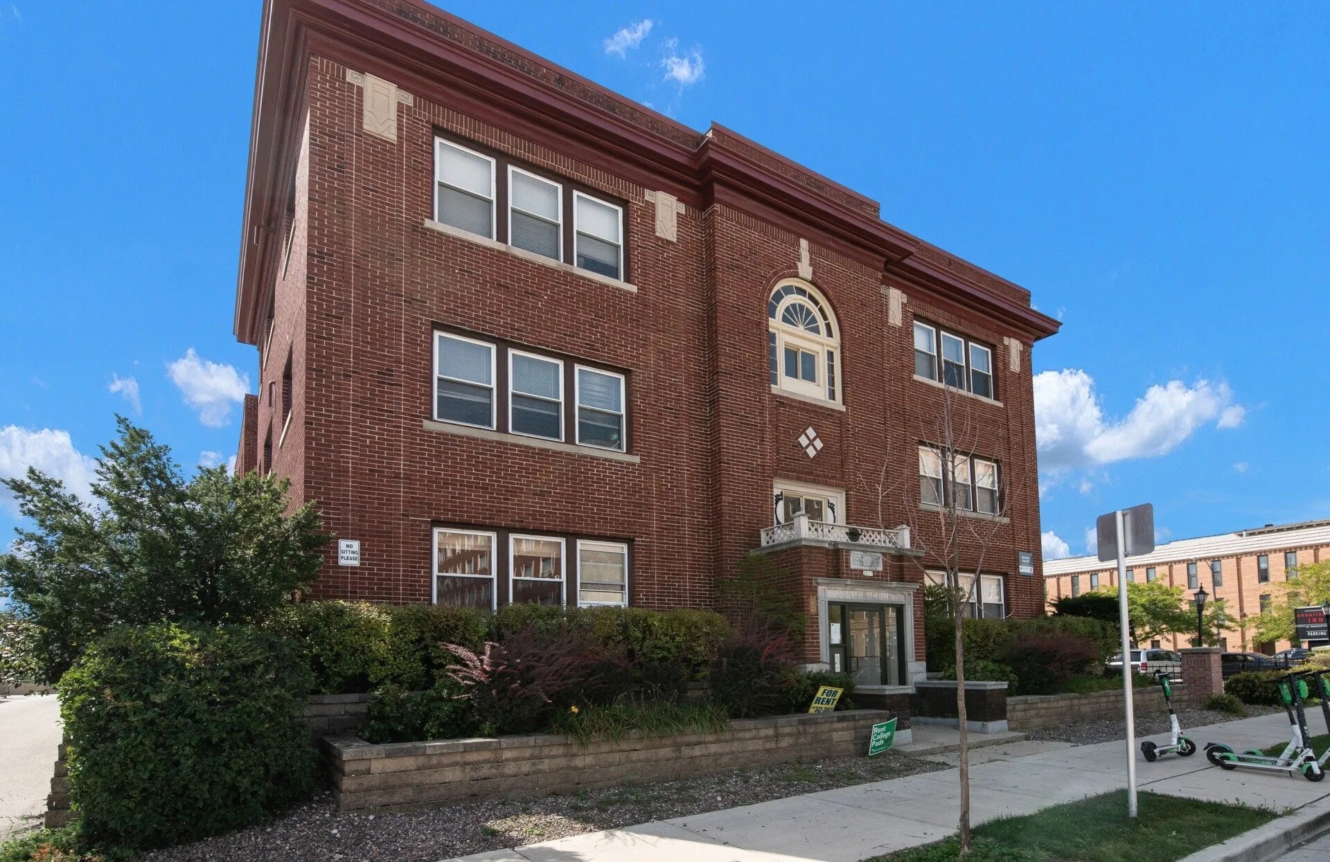 2217 W Wisconsin Ave, Milwaukee, WI à vendre Photo du bâtiment- Image 1 de 1