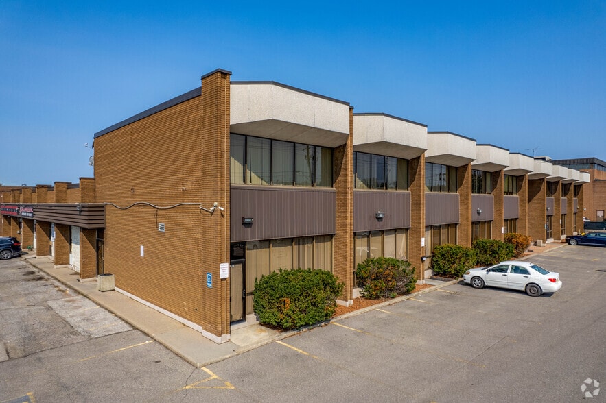 430 Signet Dr, Toronto, ON à louer - Photo du bâtiment - Image 2 de 8
