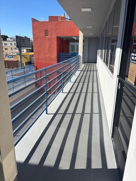 11336 Camarillo St, Toluca Lake, CA à vendre - Photo du bâtiment - Image 3 de 18