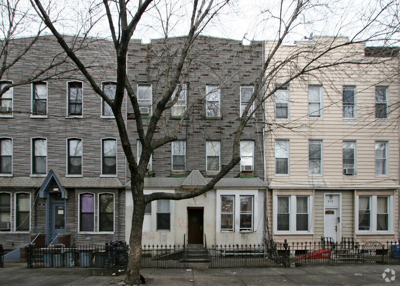 371 Menahan St, Brooklyn, NY à vendre - Photo du bâtiment - Image 3 de 3
