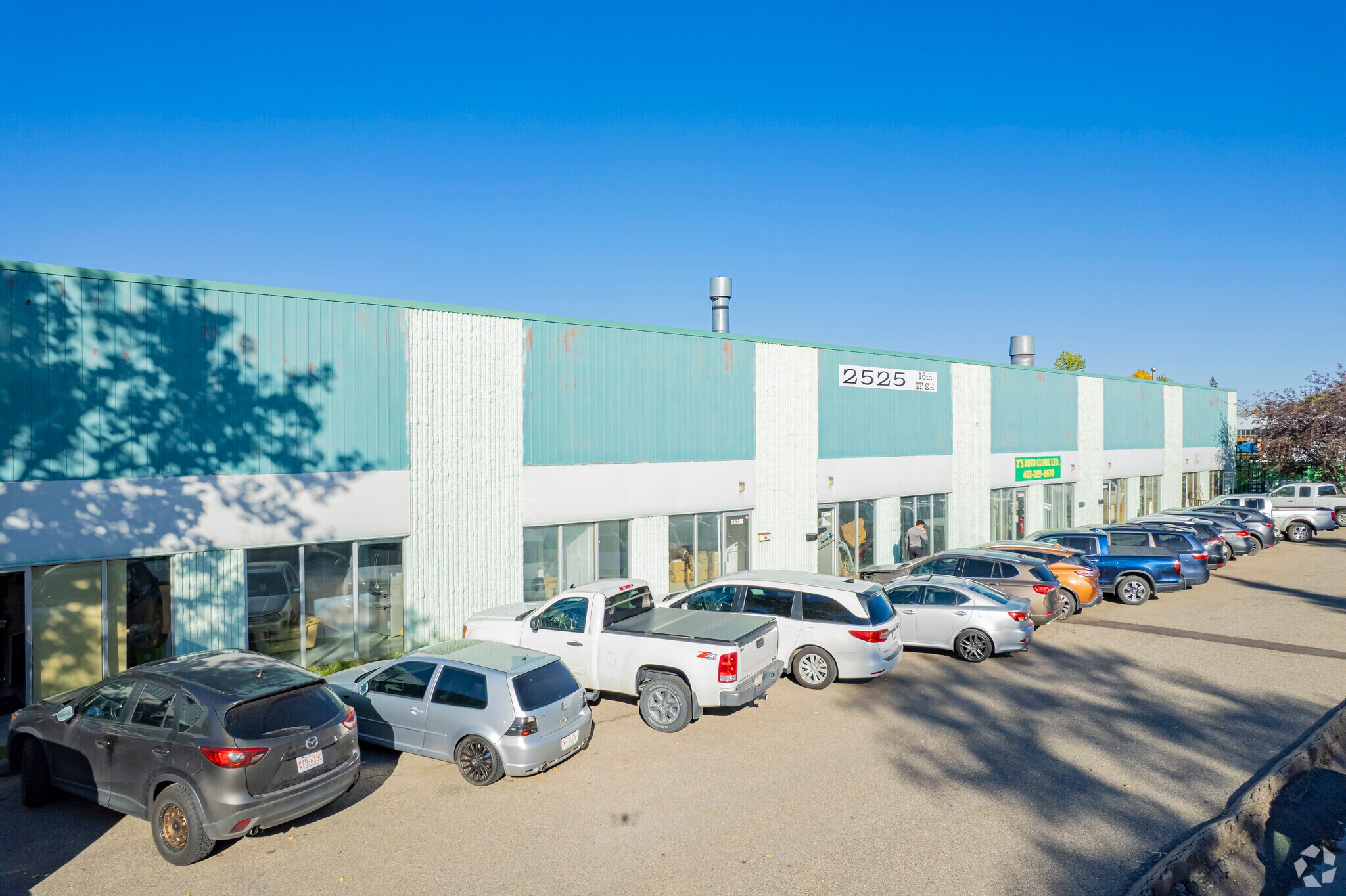 2525 16 St SE, Calgary, AB à vendre Photo principale- Image 1 de 1