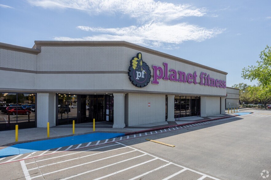 4802-4930 Fairmont Pky, Pasadena, TX for sale - Building Photo - Image 1 of 11