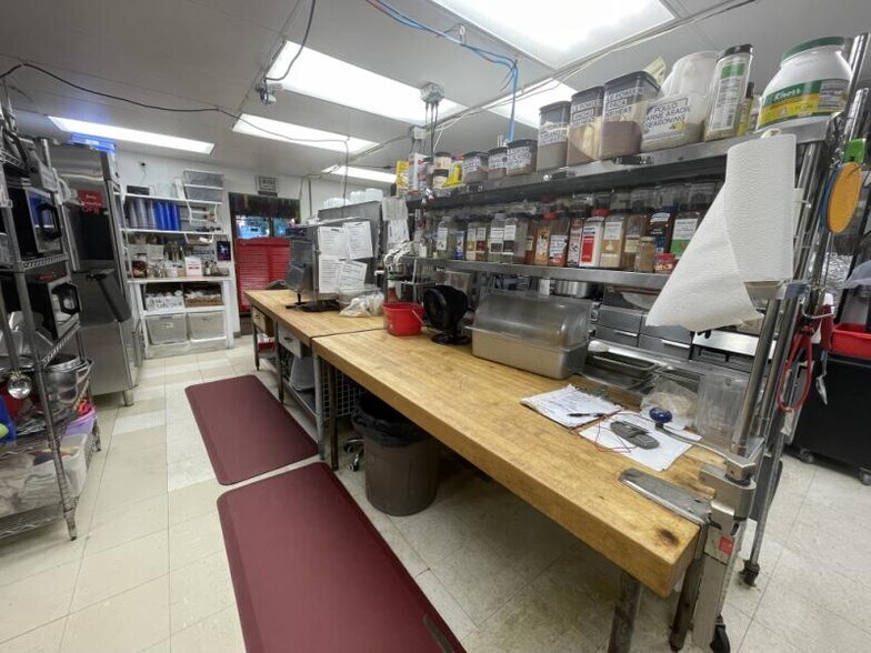 29299 E Channel Rd, Drummond Island, MI à vendre - Photo du bâtiment - Image 2 de 5