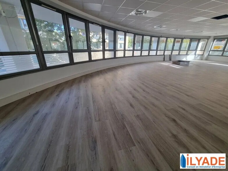 Office in Aix-en-Provence for lease - Interior Photo - Image 3 of 9