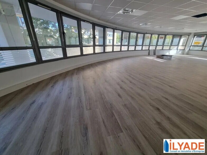 Bureau dans Aix-en-Provence à louer - Photo intérieure - Image 3 de 9