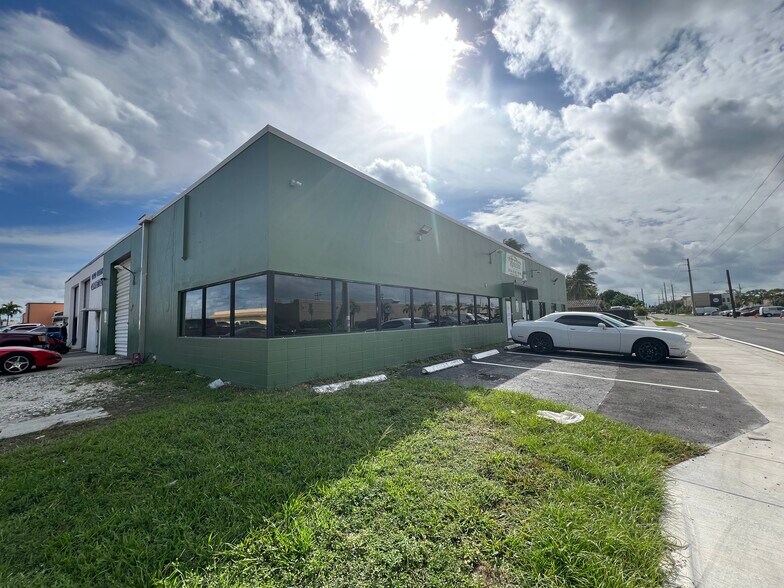 4020 NE 6th Ave, Oakland Park, FL à louer - Photo du bâtiment - Image 3 de 9