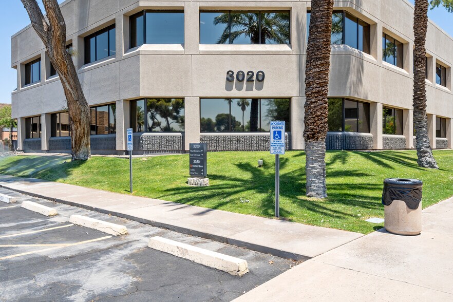3020 E Camelback Rd, Phoenix, AZ à louer - Photo du bâtiment - Image 3 de 14