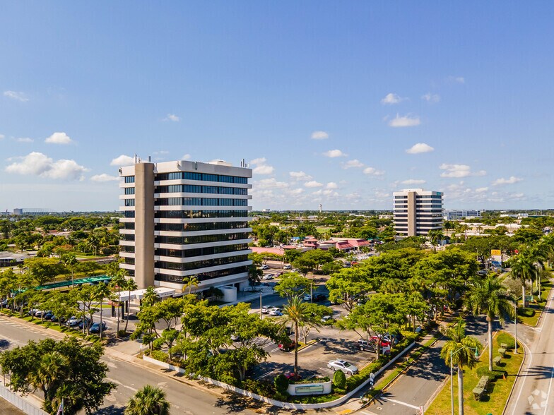 2090 Palm Beach Lakes Blvd, West Palm Beach, FL à louer - Photo du bâtiment - Image 3 de 9