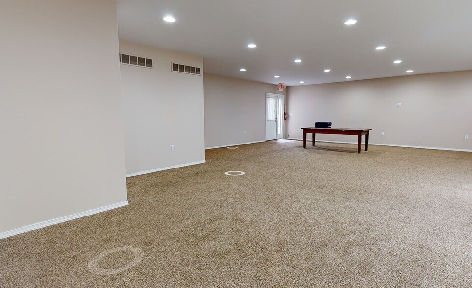 1212 E M-36, Pinckney, MI à louer - Numérisation 3D de Matterport - Image 2 de 10