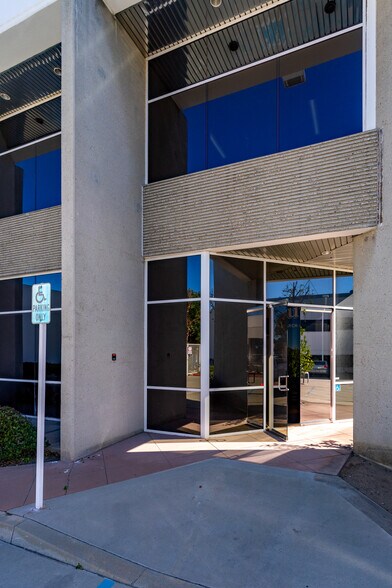 10730 Bell Ct, Rancho Cucamonga, CA à louer - Photo du bâtiment - Image 2 de 84