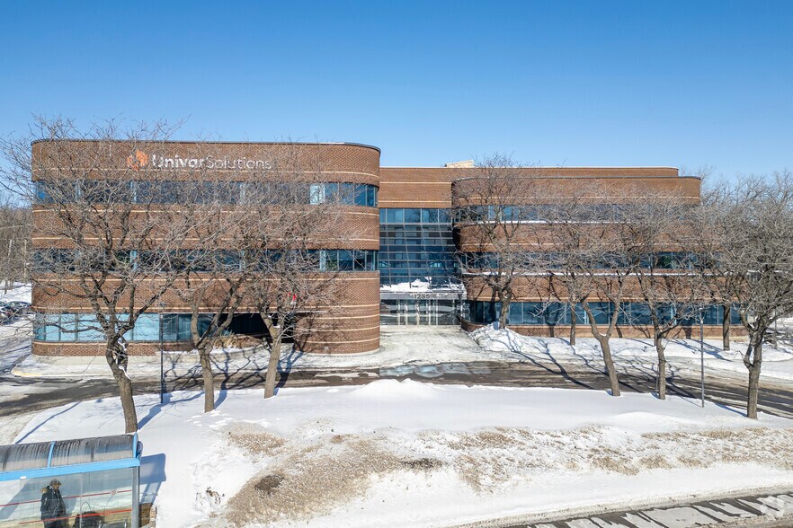 1255 Rte Transcanadienne, Dorval, QC à louer - Photo du bâtiment - Image 2 de 6