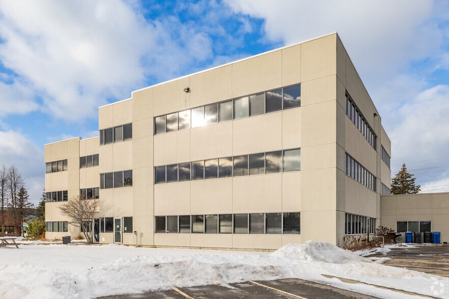 7 Capella Ct, Ottawa, ON à louer - Photo du bâtiment - Image 2 de 4