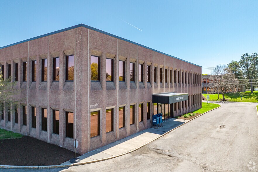 100 Elwood Davis Rd, Syracuse, NY à louer - Photo du bâtiment - Image 2 de 5