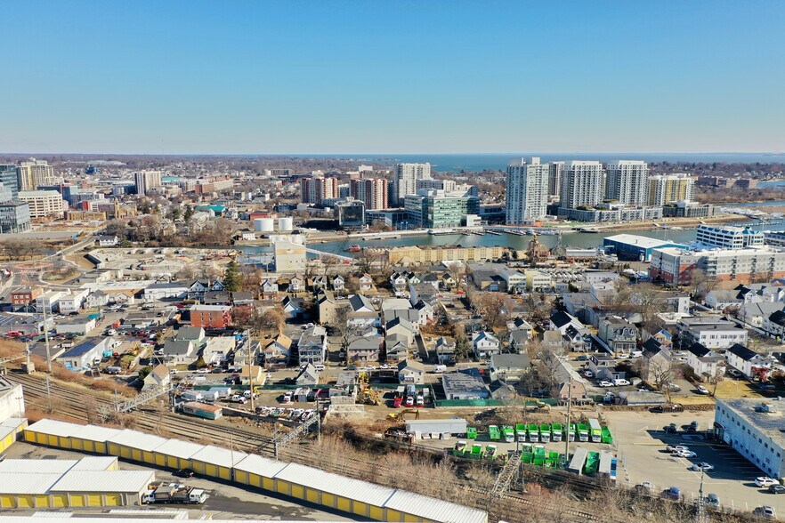 30 Dyke Ln, Stamford, CT à vendre - Photo du bâtiment - Image 2 de 4