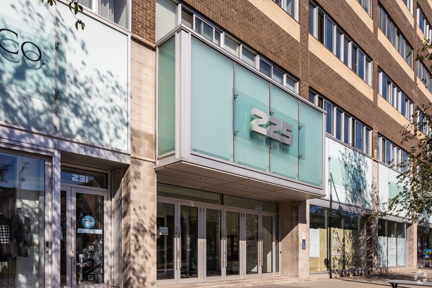 225 Rue Chabanel O, Montréal, QC à louer - Photo du bâtiment - Image 2 de 25