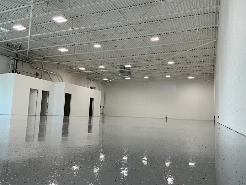 5900 Rhodes Dr, Windsor, ON for lease - Building Photo - Image 3 of 7