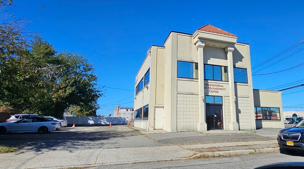 2410 Hempstead Tpke, East Meadow, NY à louer - Photo du bâtiment - Image 1 de 11