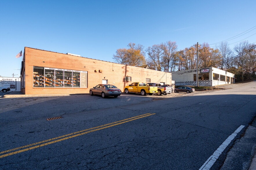 380 Roswell Street, 101 & 107 Lakewood D portfolio of 2 properties for sale on LoopNet.ca - Building Photo - Image 3 of 16