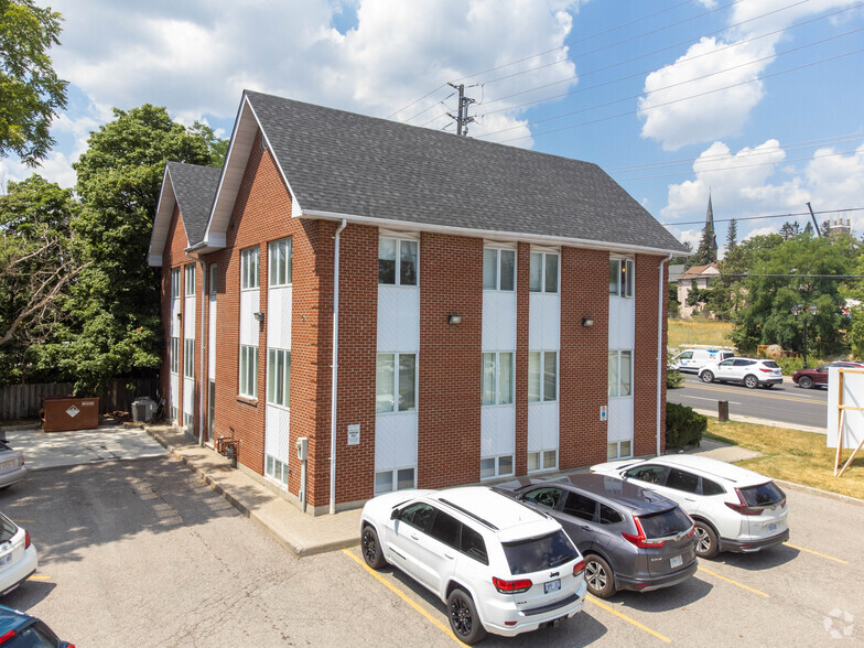 27 Major Mackenzie Dr E, Richmond Hill, ON for lease - Primary Photo - Image 1 of 6